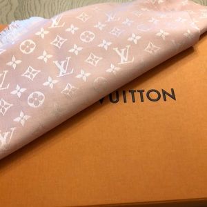 Women’s authentic LOUIS VUITTON SCARF